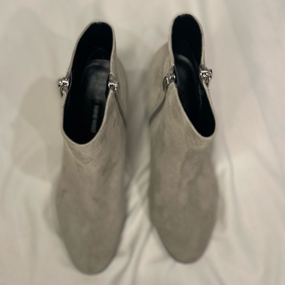 Nine West Neva2 Ankle Boot women size 8.5M gray suede 3 in. heel dbl zipper NWOB - Picture 5 of 12